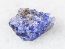 grov kristall av den Tanzanite gemstonen på vit royaltyfri foto grov kristall av den Tanzanite gemstonen på vit royaltyfri foto