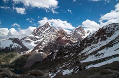 Groß und Hochgebirge in Zentralasien, Tadschikistan mit Schnee-ADN-clounds stockbilder Groß und Hochgebirge in Zentralasien, Tadschikistan mit Schnee-ADN-clounds stockbilder