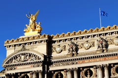 Großartige goldene Statue Opern-Paris Garnier auf der Vorderansicht Frankreich der Dachspitze und der Fassade lizenzfreie stockbilder Großartige goldene Statue Opern-Paris Garnier auf der Vorderansicht Frankreich der Dachspitze und der Fassade lizenzfreie stockbilder