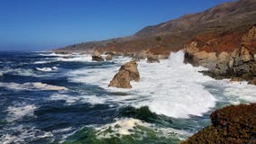 Große Brandung bei Big Sur lizenzfreies stockfoto Große Brandung bei Big Sur lizenzfreies stockfoto
