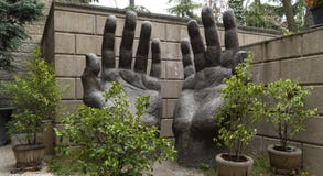 Große Hände der Steinskulptur zum Himmel stockfotos Große Hände der Steinskulptur zum Himmel stockfotos