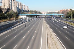 Große mehrspurige Straße mit Fahrzeugen kreuzte durch eine Brücke lizenzfreie stockfotografie Große mehrspurige Straße mit Fahrzeugen kreuzte durch eine Brücke lizenzfreie stockfotografie