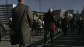 Große Menge von Fußgängern gehen über London-Brücke 49 stock footage Große Menge von Fußgängern gehen über London-Brücke 49 stock footage