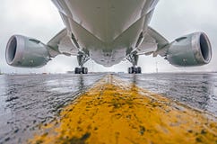 Große Passagierflugzeuge parkten am Flughafen, an der Ansicht von unten, an den Fahrgestellen und an den Maschinen stockbild Große Passagierflugzeuge parkten am Flughafen, an der Ansicht von unten, an den Fahrgestellen und an den Maschinen stockbild