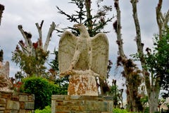 Große Vogelstatue mitten in einem Park in Europa lizenzfreies stockbild Große Vogelstatue mitten in einem Park in Europa lizenzfreies stockbild