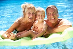 Großeltern und Enkel im Swimmingpool stockfotos Großeltern und Enkel im Swimmingpool stockfotos