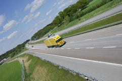 Großer gelber LKW auf Landstraße Großer gelber LKW auf Landstraße