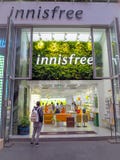 Großer Speicher der südkoreanischen skincare Marke Innisfree in Myeong-Dong stockbild Großer Speicher der südkoreanischen skincare Marke Innisfree in Myeong-Dong stockbild