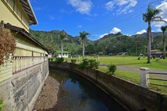 Großer Strom oder Abfluss hinter königlichem Hotel, Levuka, Fidschi lizenzfreie stockfotografie Großer Strom oder Abfluss hinter königlichem Hotel, Levuka, Fidschi lizenzfreie stockfotografie