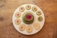 Großer Wassermelonenrettich in einer weißen Schüssel umgeben durch Rettichscheiben auf altem hölzernem Hintergrund stockbilder Großer Wassermelonenrettich in einer weißen Schüssel umgeben durch Rettichscheiben auf altem hölzernem Hintergrund stockbilder
