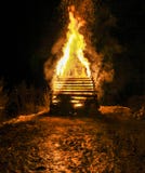 Großes enormes traditionelles Feuer Brennen von Hexen in einem Feuer lizenzfreie stockbilder Großes enormes traditionelles Feuer Brennen von Hexen in einem Feuer lizenzfreie stockbilder