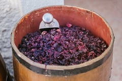 Großes hölzernes Fass voll Tee carcade auf Markt für Verkauf stockfotos Großes hölzernes Fass voll Tee carcade auf Markt für Verkauf stockfotos