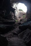 Großes Loch auf Decke der felsigen Höhle stockfotos Großes Loch auf Decke der felsigen Höhle stockfotos