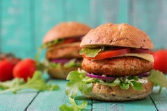 Großes Sandwich - Hamburger mit saftigem Hühnerburger stockfotos Großes Sandwich - Hamburger mit saftigem Hühnerburger stockfotos