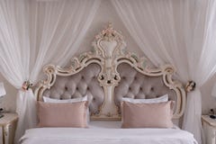 Großes schönes Bett mit Kissen in der Schlafzimmernahaufnahme lizenzfreies stockfoto Großes schönes Bett mit Kissen in der Schlafzimmernahaufnahme lizenzfreies stockfoto