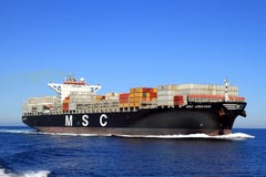 Großes Segeln Containerschiff MSC ABIDJAN in den offenen Wassern Stockbild Großes Segeln Containerschiff MSC ABIDJAN in den offenen Wassern Stockbild