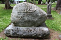 Großes Steinmonument und andere Grundsteine, Eichenholz-Kirchhof, Chittenango, New York, 2018 lizenzfreies stockfoto Großes Steinmonument und andere Grundsteine, Eichenholz-Kirchhof, Chittenango, New York, 2018 lizenzfreies stockfoto
