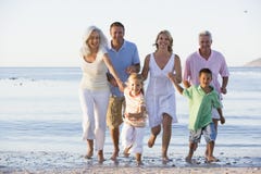 Großfamilie, die auf Strand geht Stockfotos Großfamilie, die auf Strand geht Stockfotos