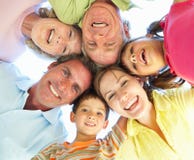 Großfamilie-Gruppe, die unten Kamera untersucht stockfotografie Großfamilie-Gruppe, die unten Kamera untersucht stockfotografie