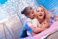 Großmutter und Enkelin umfassen sich nachts zu Hause lizenzfreie stockfotografie Großmutter und Enkelin umfassen sich nachts zu Hause lizenzfreie stockfotografie