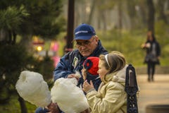 Großvater mit Enkelinnen stockfotografie Großvater mit Enkelinnen stockfotografie