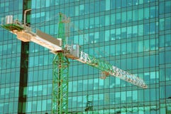 gru a torre sui precedenti di una costruzione moderna immagine stock gru a torre sui precedenti di una costruzione moderna immagine stock