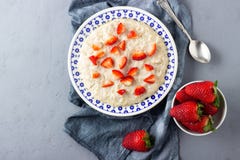 Gruau de farine d'avoine avec des fraises r image libre de droits Gruau de farine d'avoine avec des fraises r image libre de droits