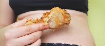 Gruby kobiety mienie i łasowanie pieczony kurczak jedzenie i opieki zdrowotnej pojęcie obrazy royalty free Gruby kobiety mienie i łasowanie pieczony kurczak jedzenie i opieki zdrowotnej pojęcie obrazy royalty free