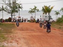 31 2016 Grudnia otres wyrzucać na brzeg Sihanoukville Cambodia, ludzie jedzie plaża na hulajnoga zdjęcia stock 31 2016 Grudnia otres wyrzucać na brzeg Sihanoukville Cambodia, ludzie jedzie plaża na hulajnoga zdjęcia stock