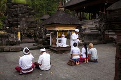 GRUDZIEŃ 24, 2017 - BALI, INDONEZJA: Ceremonia Hinduskie dewotki ono modli się przy Tirta Empul świątynią prowadzącą wysokim księ obrazy stock GRUDZIEŃ 24, 2017 - BALI, INDONEZJA: Ceremonia Hinduskie dewotki ono modli się przy Tirta Empul świątynią prowadzącą wysokim księ obrazy stock