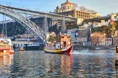 09 Grudzień, 2018 - Porto, Portugalia: Widok historyczny miasto z Dom Luiz mostem Metro pociąg może widzieć na fotografia royalty free 09 Grudzień, 2018 - Porto, Portugalia: Widok historyczny miasto z Dom Luiz mostem Metro pociąg może widzieć na fotografia royalty free