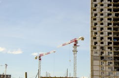 Grue et site de construction de b?timents contre le ciel bleu images stock Grue et site de construction de b?timents contre le ciel bleu images stock