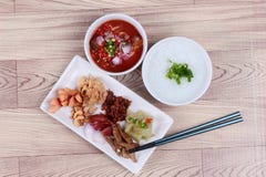 Gruel и гарнир риса на древесине стоковые фото Gruel и гарнир риса на древесине стоковые фото
