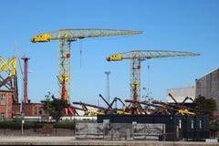 Grues grandes dans la cour de construction navale photographie stock libre de droits Grues grandes dans la cour de construction navale photographie stock libre de droits