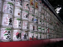 Grundfässer an einem shintoistischen Schrein in Japan lizenzfreies stockbild Grundfässer an einem shintoistischen Schrein in Japan lizenzfreies stockbild
