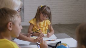 Grupa dzieci i nauczyciel rysujemy na białym papierze używać barwionych ołówki Szkół podstawowych dzieci rysuje w zdjęcie wideo Grupa dzieci i nauczyciel rysujemy na białym papierze używać barwionych ołówki Szkół podstawowych dzieci rysuje w zdjęcie wideo