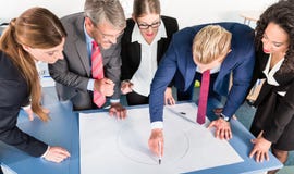 Grupa ludzie biznesu analizuje dane zdjęcie stock Grupa ludzie biznesu analizuje dane zdjęcie stock