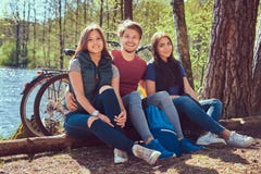 Grupa m?odzi przyjaciele wycieczkuje przez lasu z rowerami na pi?knym letnim dniu fotografia stock Grupa m?odzi przyjaciele wycieczkuje przez lasu z rowerami na pi?knym letnim dniu fotografia stock