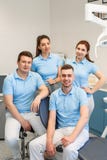 Grupa młody i szczęśliwy stomatologiczny lekarka stojak blisko each inny przy stomatologiczną kliniką Pracy zespo?owej i biznesu obrazy royalty free Grupa młody i szczęśliwy stomatologiczny lekarka stojak blisko each inny przy stomatologiczną kliniką Pracy zespo?owej i biznesu obrazy royalty free