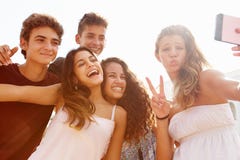 Grupa Nastoletni przyjaciele Tanczy Selfie I Bierze zdjęcia stock Grupa Nastoletni przyjaciele Tanczy Selfie I Bierze zdjęcia stock