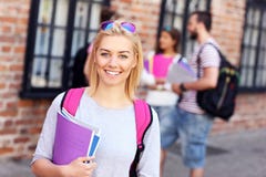 Grupa szczęśliwi ucznie studiuje outdoors zdjęcia stock Grupa szczęśliwi ucznie studiuje outdoors zdjęcia stock