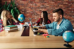 Grupa ucznie studiuje przy sto?em wp?lnie fotografia stock Grupa ucznie studiuje przy sto?em wp?lnie fotografia stock