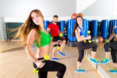 Grupo cardiio de la gente de la danza de Zumba en el gimnasio de la aptitud foto de archivo libre de regalías Grupo cardiio de la gente de la danza de Zumba en el gimnasio de la aptitud foto de archivo libre de regalías