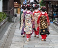 Grupo da gueixa em uma rua de Kyoto imagens de stock royalty free Grupo da gueixa em uma rua de Kyoto imagens de stock royalty free