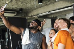 Grupo de amigos diversos que toman el selfie junto en el gimnasio fotografía de archivo Grupo de amigos diversos que toman el selfie junto en el gimnasio fotografía de archivo