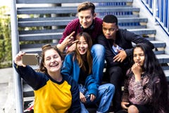 Grupo de amigos de la escuela que se divierten y que toman un selfie imagenes de archivo Grupo de amigos de la escuela que se divierten y que toman un selfie imagenes de archivo