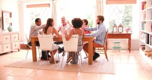 Grupo de amigos que apreciam o partido de jantar em casa junto vídeos de arquivo Grupo de amigos que apreciam o partido de jantar em casa junto vídeos de arquivo