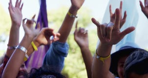 Grupo de amigos que bailan en el festival de música 4k metrajes Grupo de amigos que bailan en el festival de música 4k metrajes
