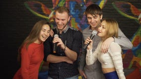 Grupo de amigos que cantam o karaoke em um clube noturno Movimento lento vídeos de arquivo Grupo de amigos que cantam o karaoke em um clube noturno Movimento lento vídeos de arquivo