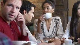 Grupo de amigos que se encuentran en el restaurante de Café almacen de video Grupo de amigos que se encuentran en el restaurante de Café almacen de video